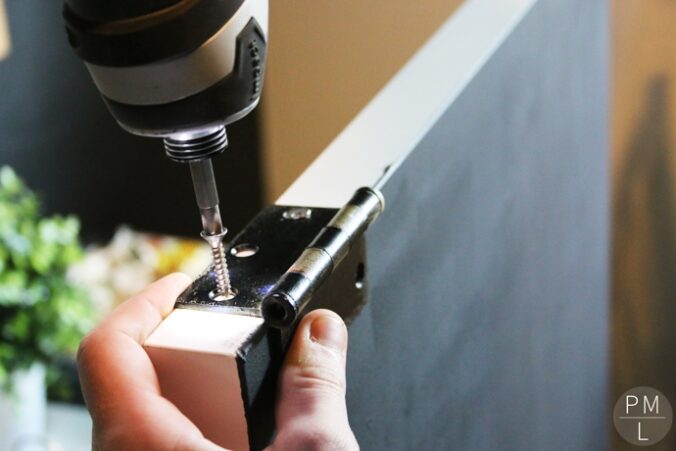 An amazing DIY fold down sewing table that doubles as a cute chalkboard! Such a space saver (as well as easy/inexpensive)