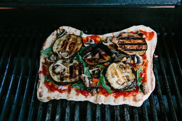 This grilled pizza is probably the best way to make homemade pizza. Never mushy, no matter how many delicious toppings you use! |Petite Modern Life