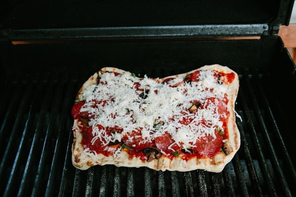 This grilled pizza is probably the best way to make homemade pizza. Never mushy, no matter how many delicious toppings you use! |Petite Modern Life