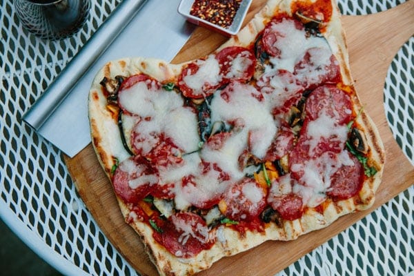 This grilled pizza is probably the best way to make homemade pizza. Never mushy, no matter how many delicious toppings you use! |Petite Modern Life