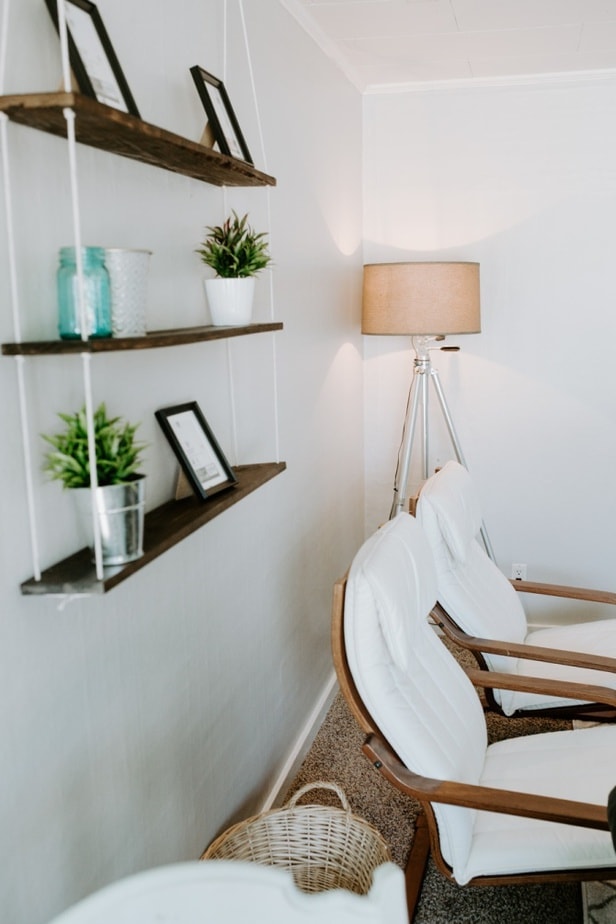 hanging rope shelf DIY with matching chairs and industrial lamp