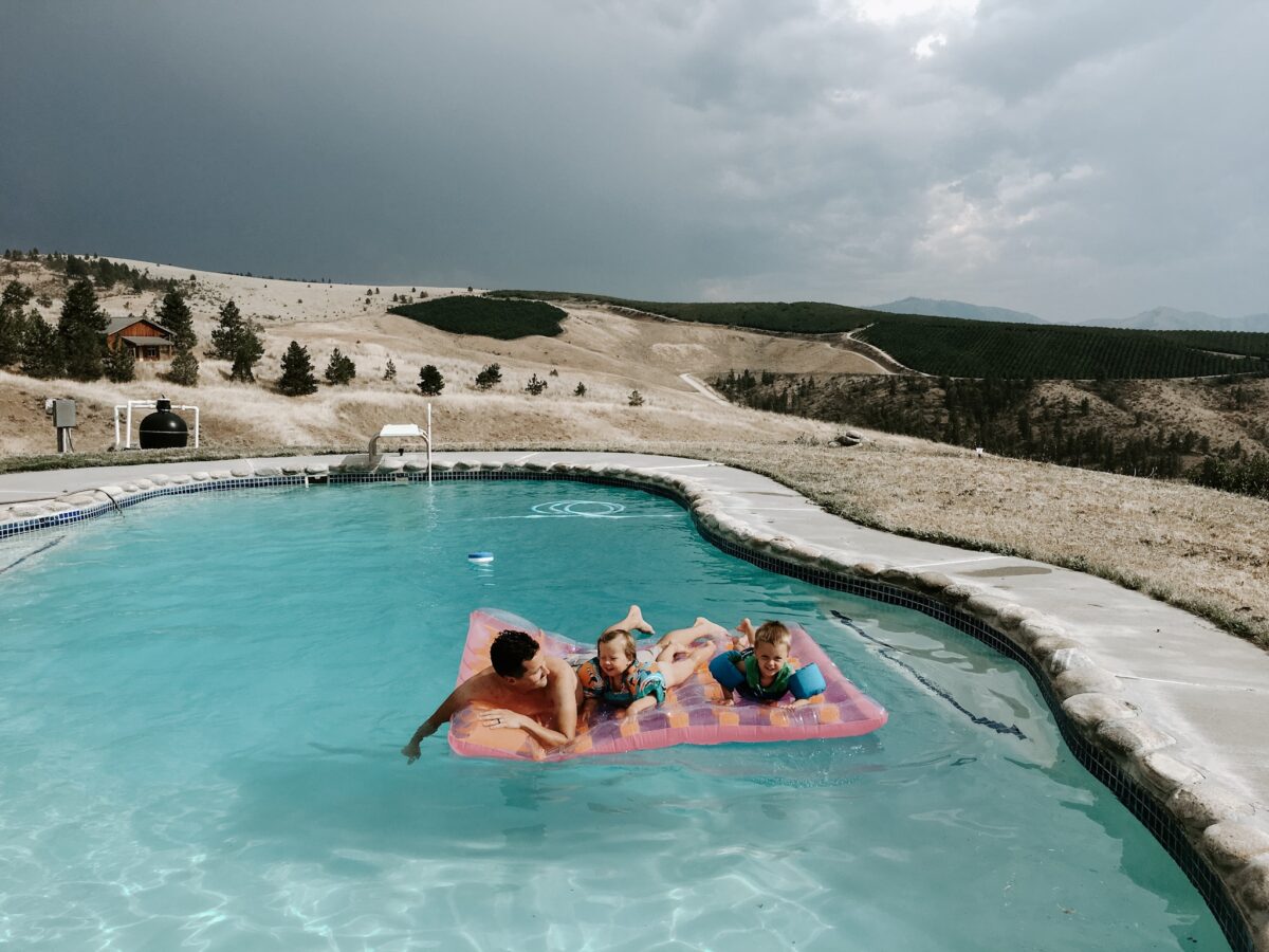 kids playing in the pool in lake chelan